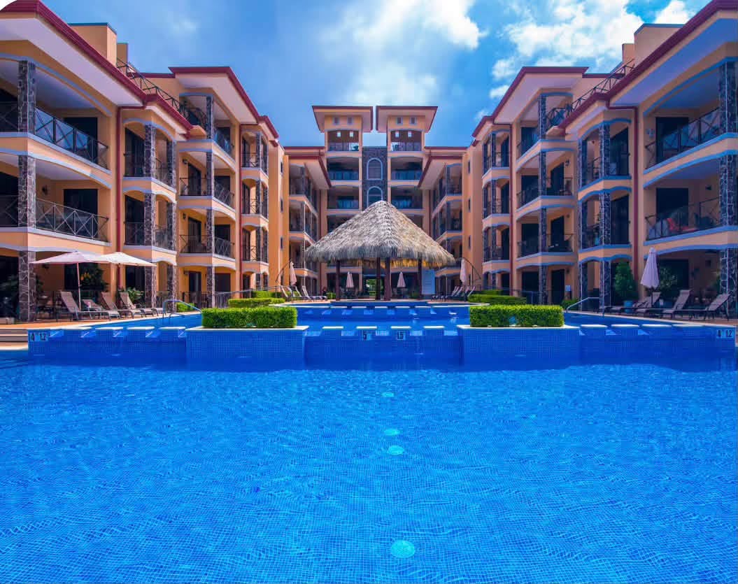Piscina y edificios de Bahía Encantada en Jacó
